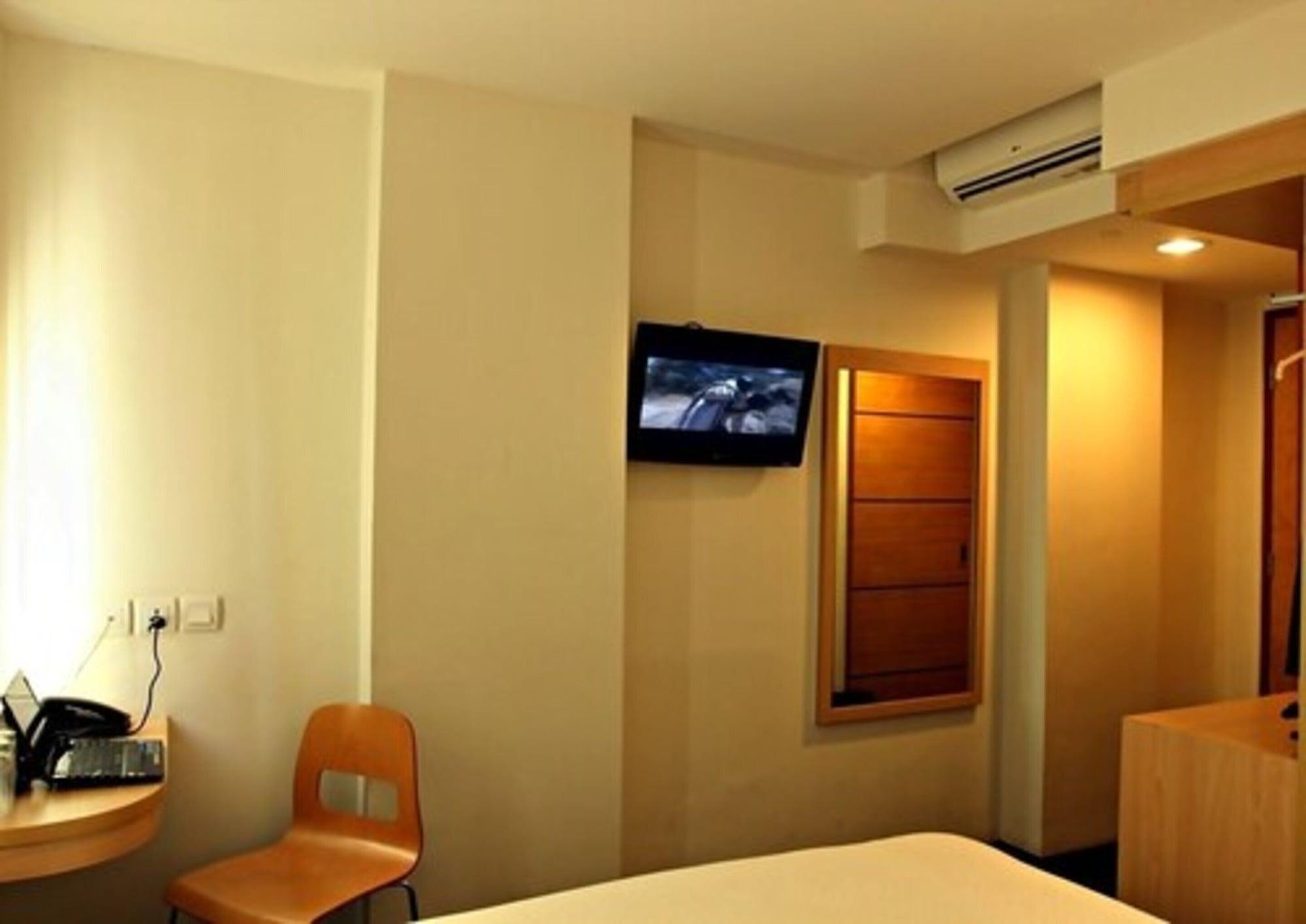 M Hotel Джакарта Экстерьер фото