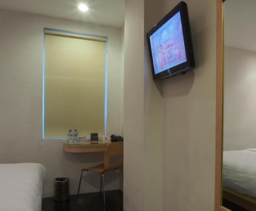 M Hotel Джакарта Экстерьер фото